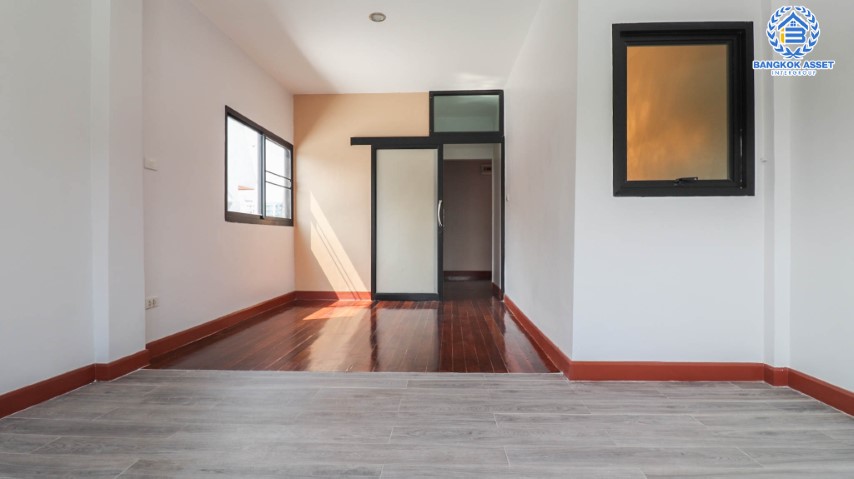 *****ทาวน์เฮ้าส์มือสองย่านกรุงเทพฯ ม.โชคชัย4 ลาดพร้าว เนื้อที่กว้างขวางมากถึง 24 ตร.ว. ฟังก์ชัน 3 ห้องนอน 2 ห้องน้ำ ที่จอดรถ 3 คัน ตกแต่งใหม่ทั้งหลัง โครงการตั้งบนทำเลเดินทางสะดวก ใกล้เมือง เชื่อมต่อรถไฟฟ้าสายสีเหลือง "สถานีโชคชัย4" และทางด่วน "ฉลองรัช" จองเลย!